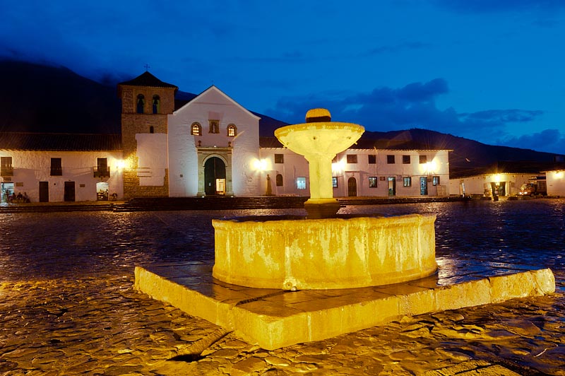 Centro Histórico Colonial Villa de Leyva en Colomba. Fotografía nocturna de su plaza