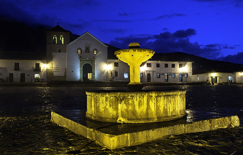 Fotografía nocturna de la plaza en el Centro Histórico Colonial de Villa de Leyva en Colombia, declarado Patrimonio de la Humanidad por la UNESCO.