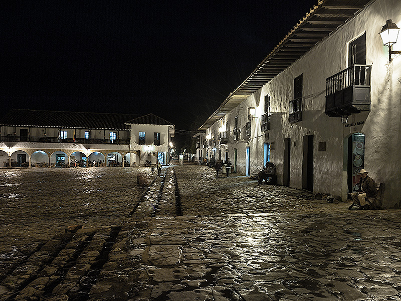 Fotografía nocturna de la plaza Mayor en el Centro Histórico Colonial de Villa de Leyva en Colombia, declarado Patrimonio de la Humanidad por la UNESCO.