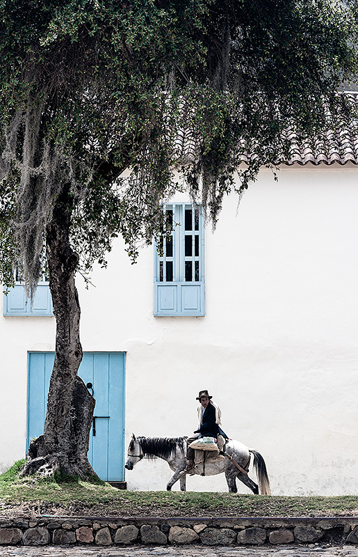 Escena cotidiana en el Centro Histórico Colonial de Villa de Leyva en Colombia, declarado Patrimonio de la Humanidad por la UNESCO.