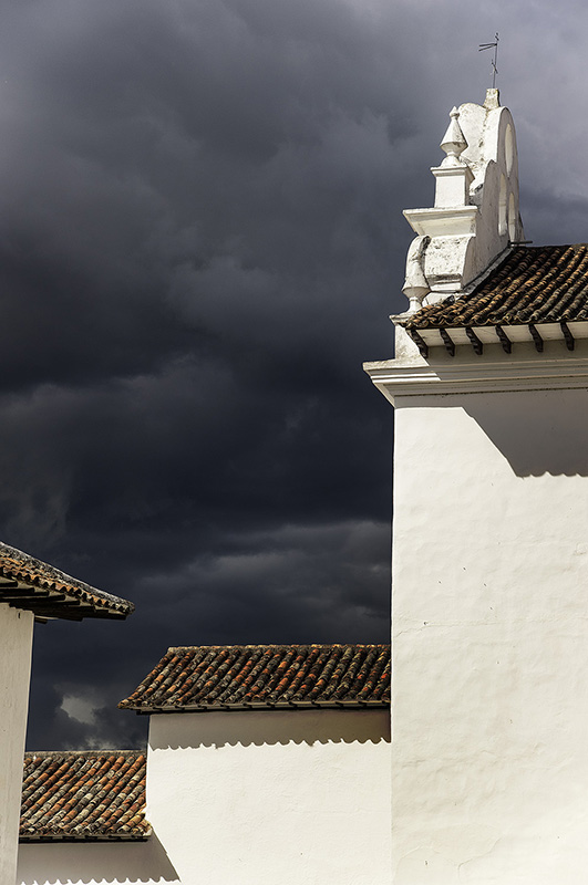 Fachadas en el Centro Histórico Colonial de Villa de Leyva en Colombia, declarado Patrimonio de la Humanidad por la UNESCO.