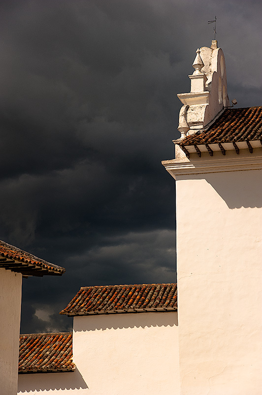 Fachadas en el Centro Histórico Colonial de Villa de Leyva en Colombia, declarado Patrimonio de la Humanidad por la UNESCO.