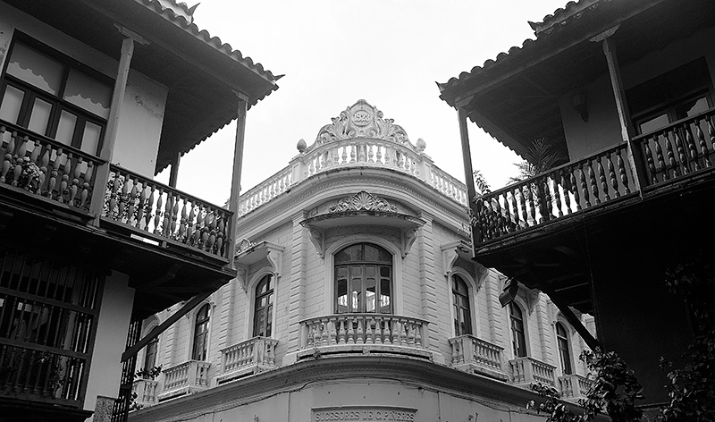 Fachadas y balcones en el Centro Histórico Colonial de Cartagena de Indias en Colombia. Declarado Patrimonio de la Humanidad por la UNESCO.