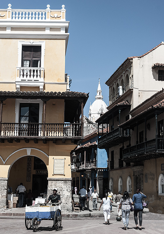 Escena cotidiana en el Centro Histórico Colonial de Cartagena de Indias en Colombia, declarado Patrimonio de la Humanidad por la UNESCO.