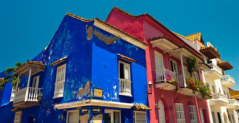 Fachadas y balcones coloristas en el Centro Histórico Colonial de Cartagena de Indias en Colombia. Declarado Patrimonio de la Humanidad por la UNESCO.