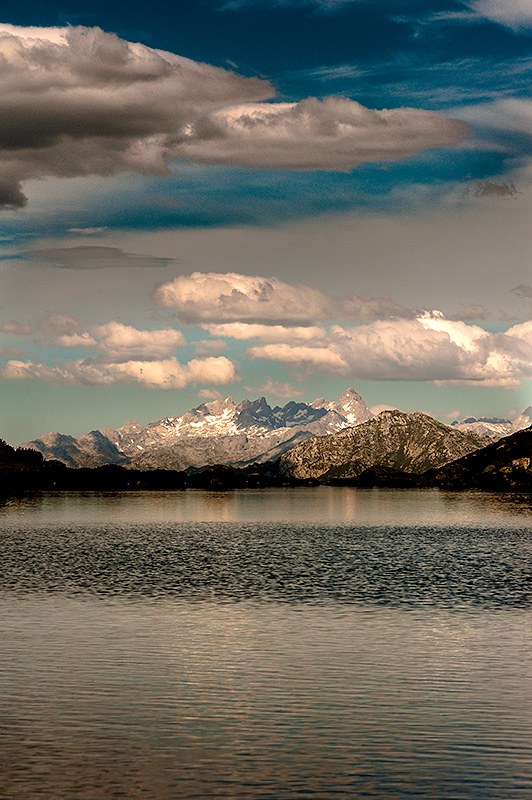 Paisaje montañoso alrededor del lago Ubales. Parque Natural de Redes en Asturias.