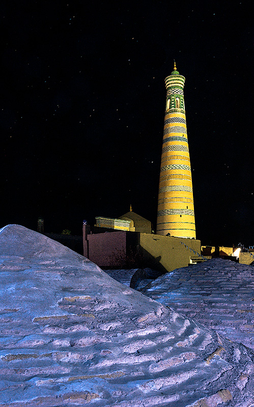 Fotografía nocturna de Jiva en Uzbekistan.