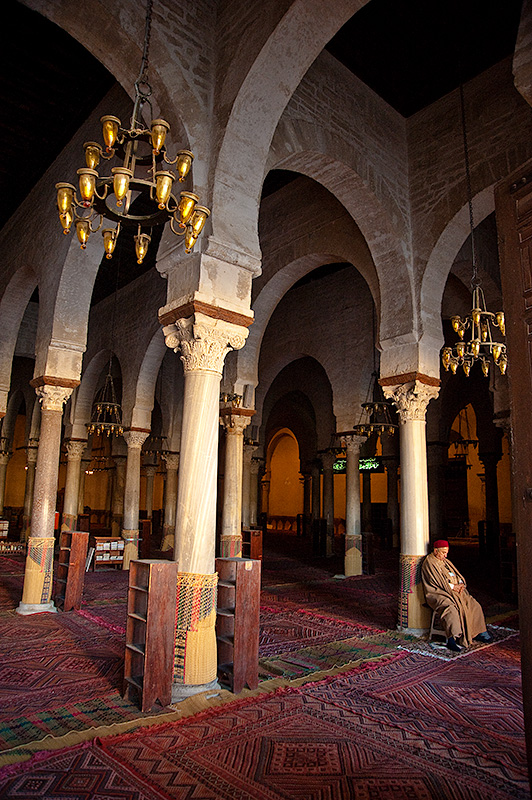 Interior con hombre en la mezquita de Kaiouran en Túnez.