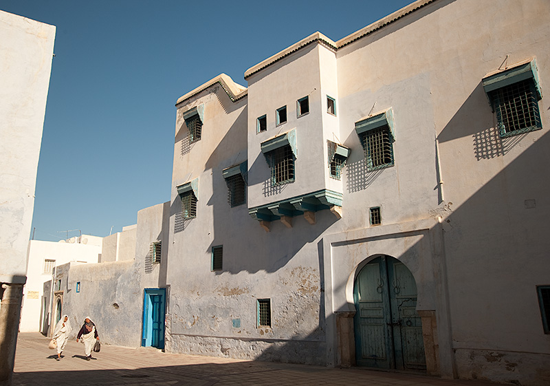 Mujeres en la medina de Túnez delante de una casa lujosa