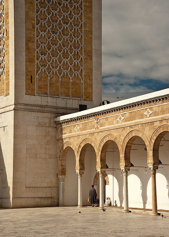 Mezquita en la medina de Túnez en el patio abierto con hombres