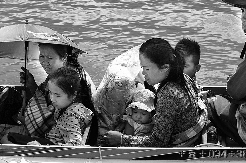 Barca con mujeres y niños en el río Mekong. Camboya.