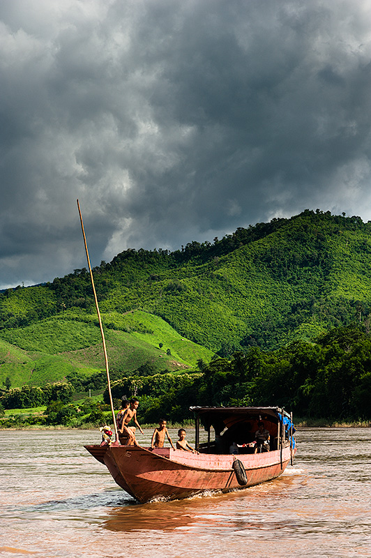 Barca con niños en el río Mekong. Camboya.
