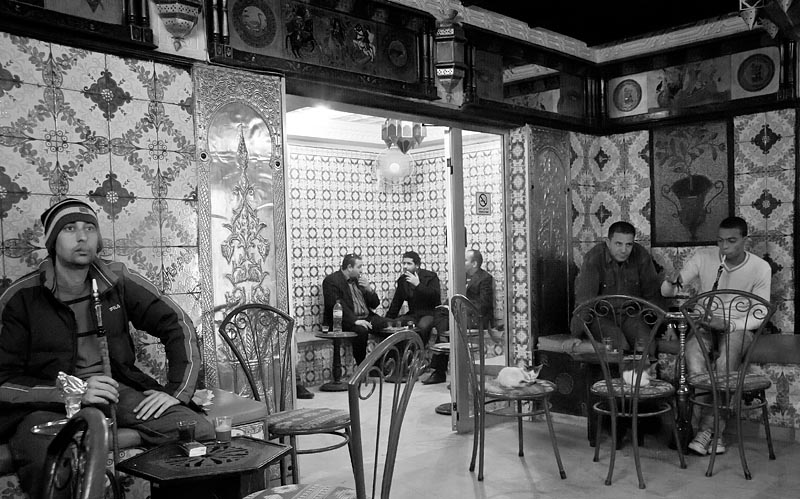 Fumando narguile en un café de la medina de Túnez