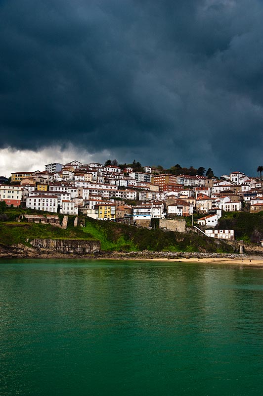 Vista de la villa marinera de Lastres desde el mar.