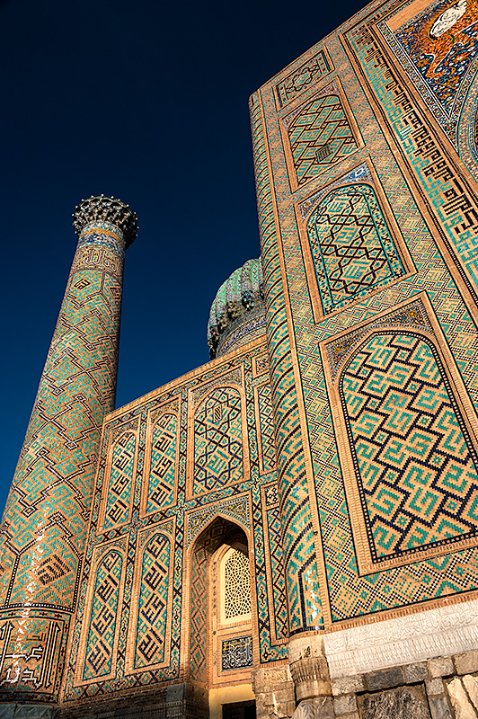 Fachada colorista con decoración árabe de Samarkhanda. Uzbekistán.