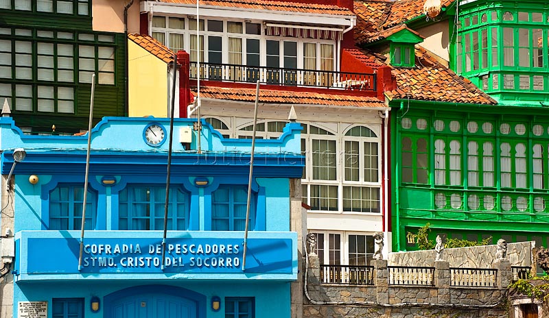 Fachadas coloristas en Luanco con la Cofradía de Pescadores del Cristo del Socorro en primer lugar.