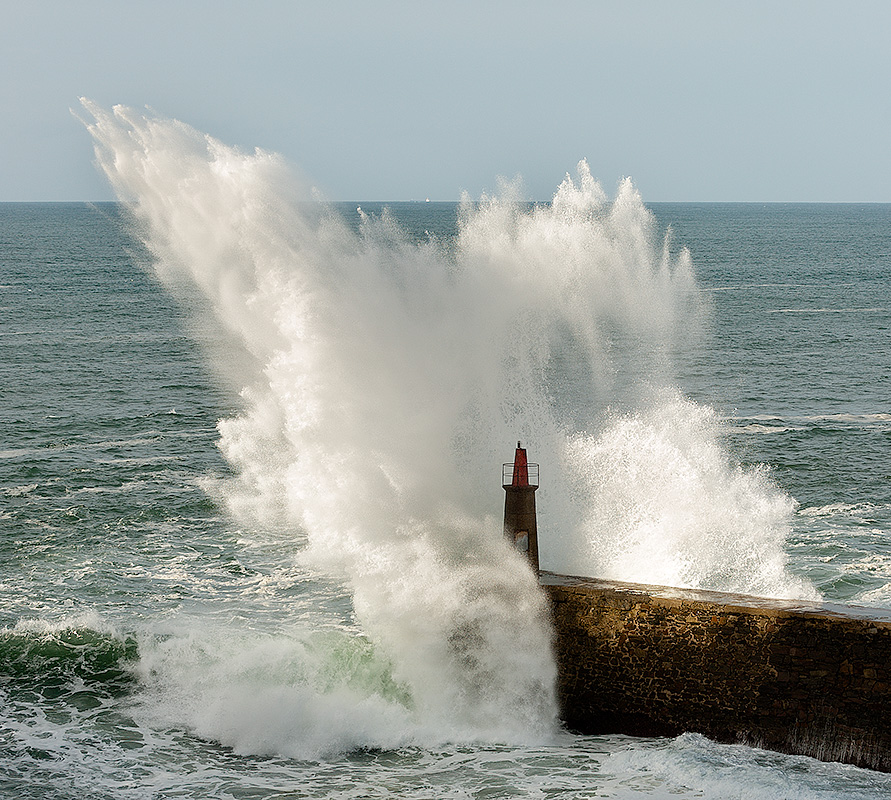Baliza de babor (roja) golpeada por el temporal de olas en el puerto de Viavélez.