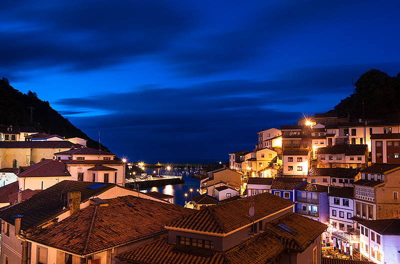 Fotografía nocturna del pueblo y puerto de Cudillero. Asturias