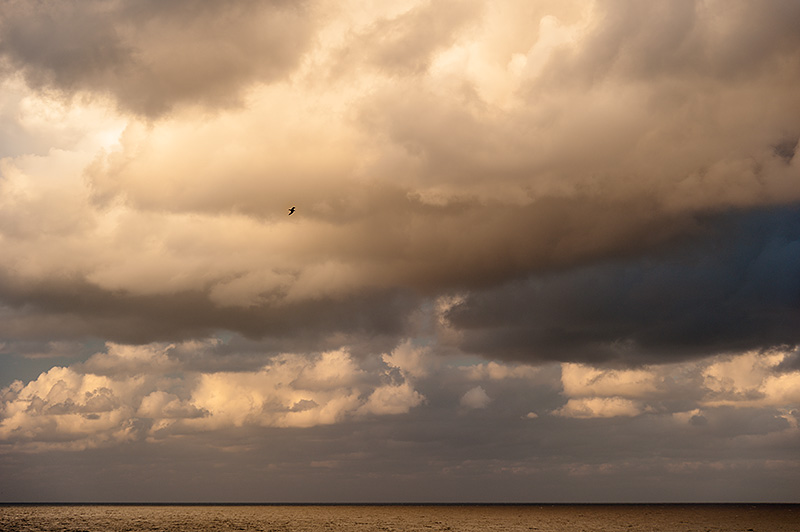 Tormenta, nubes y rayo de sol en el mar Cantábrico