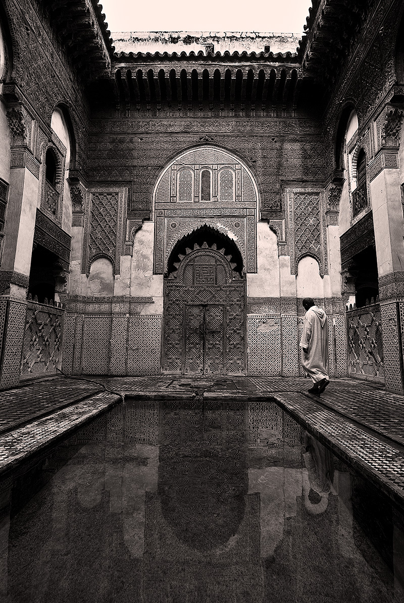 Detalle de un patio interior con estanque de un edificio en Fez Marruecos.
