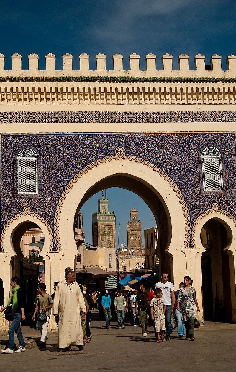 Puerta de entrada a la medina de Fez en Marruecos con todo el bullicio de un soleado día