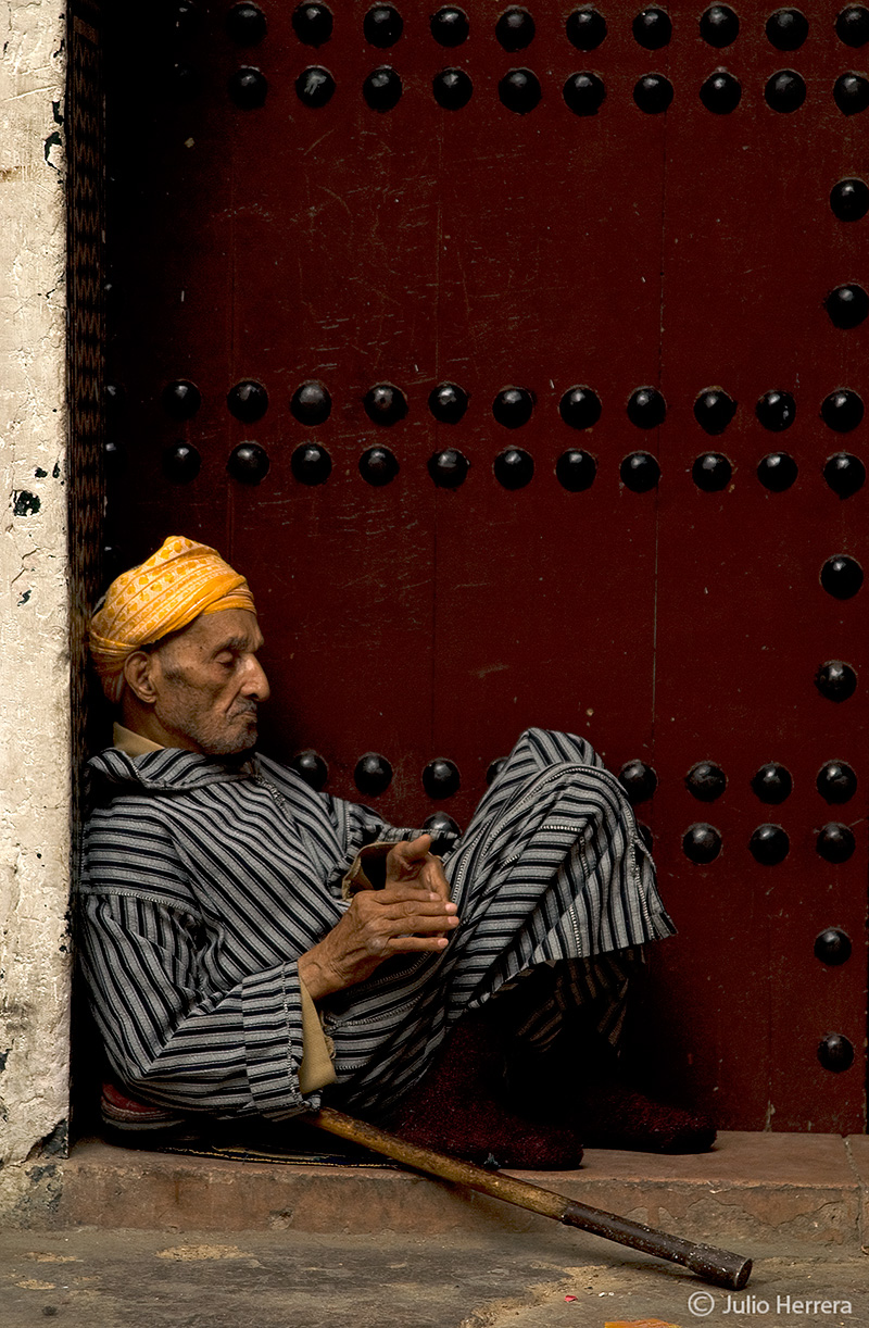 Escena cotidiana en la medina de Fez en Marruecos