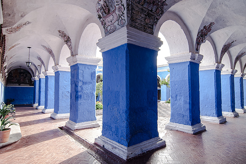 Patio colorista en el Centro Histórico Colonial de Arequipa en Perú, declarado Patrimonio de la Humanidad por la UNESCO.