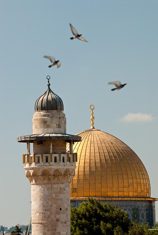 Cúpula de la Roca por el exterior con la cúpula dorada y el minarete.