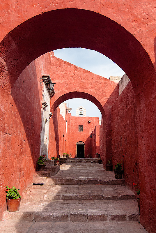 Escena cotidiana en el Centro Histórico Colonial de Arequipa en Perú, declarado Patrimonio de la Humanidad por la UNESCO.