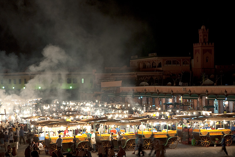 Fotografía urbana nocturna de la plaza Jamaa el Fna en Marrakech.