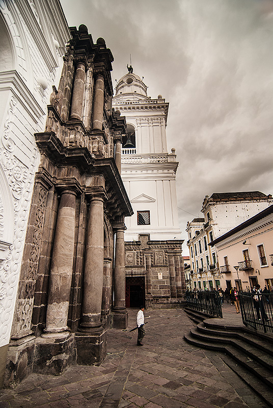 Escena cotidina en el Centro Histórico Colonial de la ciudad de Cuzco en Perú declarada Patrimonio de la Humanidad por la UNESCO.