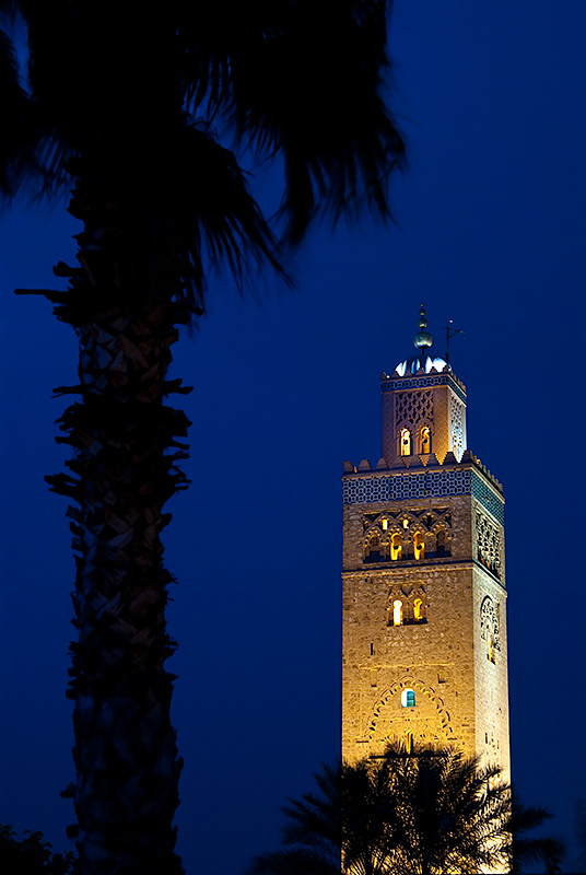 Fotografía urbana nocturna de un minarete en Marrakech