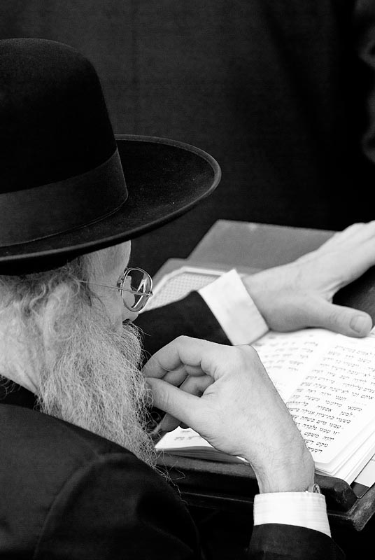 Retrato en blanco y negro de rabino en la ciudad de Jerusalén.