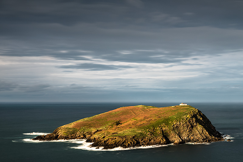 Tormenta en la isla de Coelleira, a la entrada de la ría O Barqueiro. Lugo. Galicia.