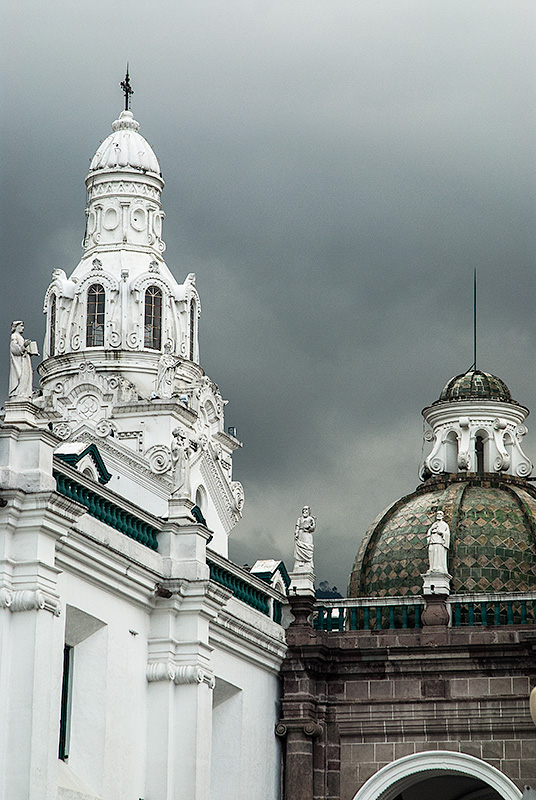 Catedral en el Centro Histórico Colonial de la ciudad de Quito, Ecuador, declarada Patrimonio de la Humanidad por la UNESCO.