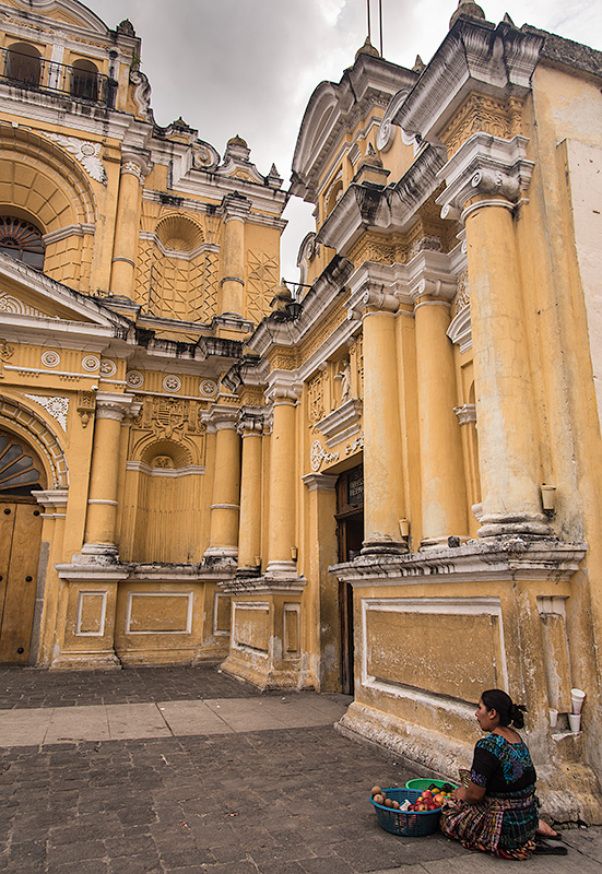 Escena cotidina en el Centro Histórico Colonial de la ciudad de Antigua en Guatemala, declarada Patrimonio de la Humanidad por la UNESCO.