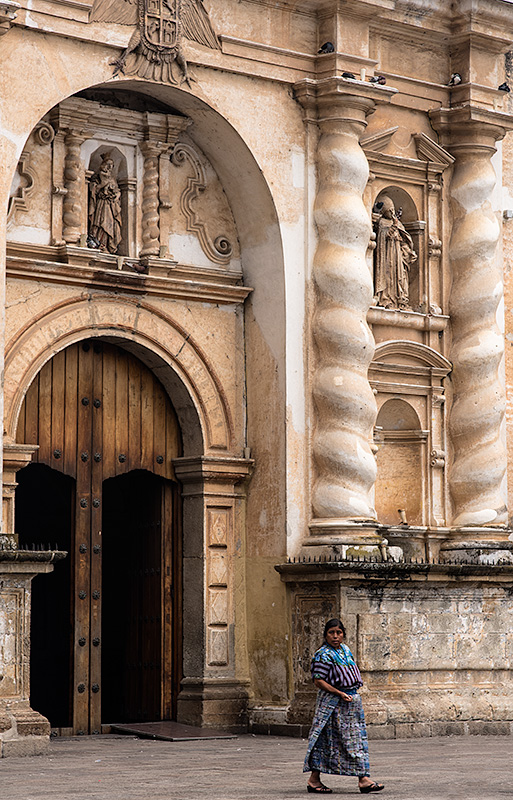 Iglesia de San Francisco el Grande en el Centro Histórico Colonial de Antigua en Guatemala, declarado Patrimonio de la Humanidad por la UNESCO.