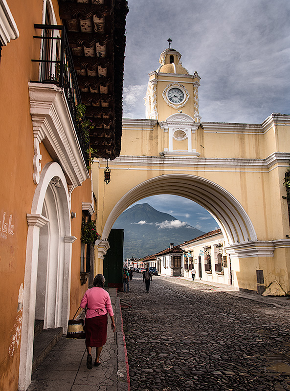 Escena cotidina en el Centro Histórico Colonial de la ciudad de Antigua en Guatemala, declarada Patrimonio de la Humanidad por la UNESCO.