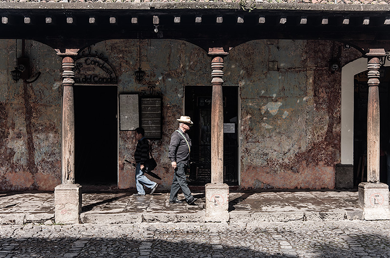 Escena cotidiana en el Centro Histórico Colonial de Antigua en Guatemala, declarado Patrimonio de la Humanidad por la UNESCO.