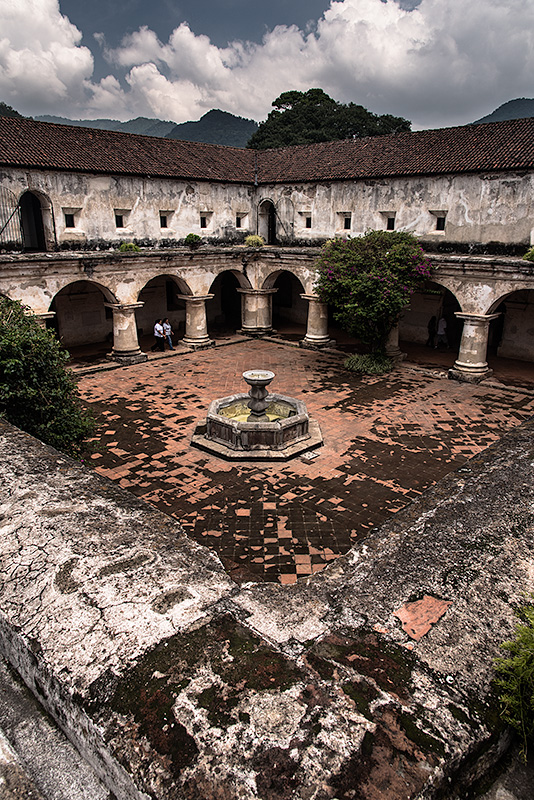 Escena cotidiana en el Centro Histórico Colonial de Antigua en Guatemala, declarado Patrimonio de la Humanidad por la UNESCO.