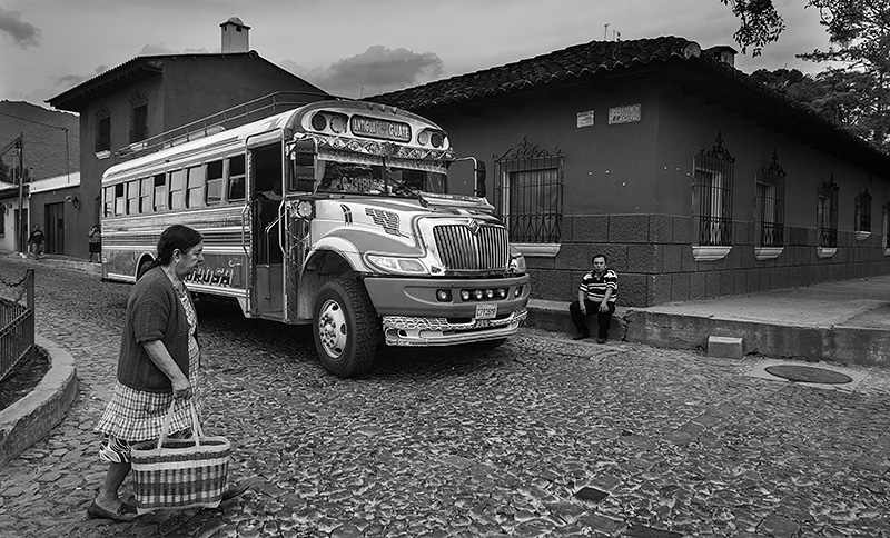 Escena cotidiana en el Centro Histórico Colonial de Antigua en Guatemala, declarado Patrimonio de la Humanidad por la UNESCO.