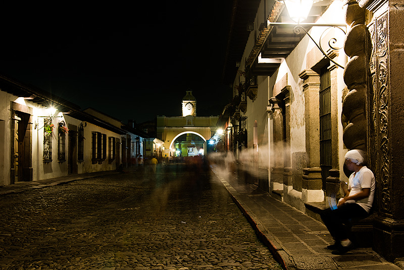 Escena nocturna en el Centro Histórico Colonial de Antigua en Guatemala, declarado Patrimonio de la Humanidad por la UNESCO.