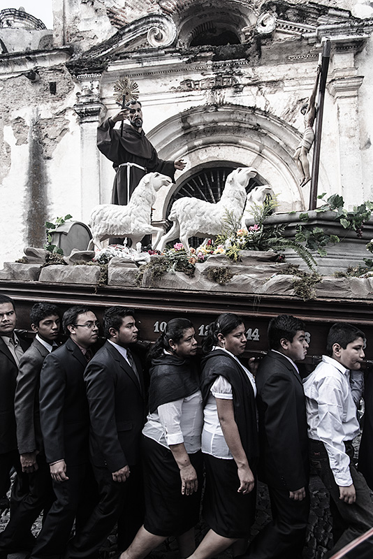 Procesión cristiana en el Centro Histórico Colonial de la ciudad de Antigua en Guatemala, declarada Patrimonio de la Humanidad por la UNESCO.