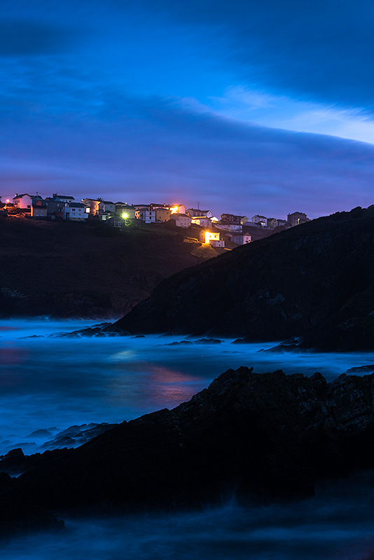 Fotografía nocturna de Ortiguera en Asturias.
