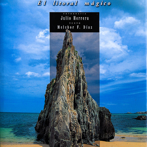 Portada del libro de fotografías "La costa asturiana, el litoral mágico" con la fotografía de la playa de Mexota con una cielo azul, un agua color verde esmeralda y una roca que emerge del agua en forma picuda y una arena muy limpia