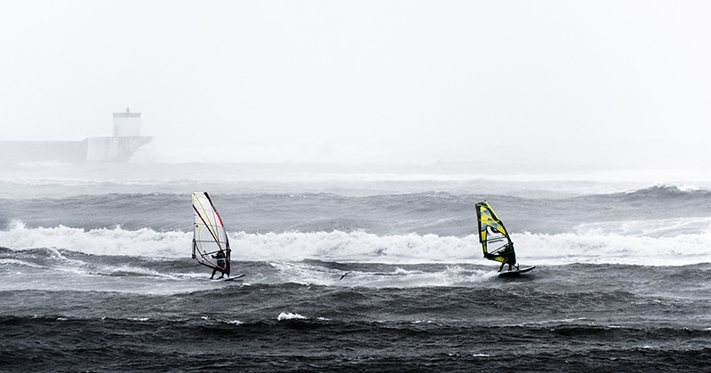Windsurf con temporal en Saint Jean de Luz, Pays Basque Francés, último territorio del mar Cantábrico.