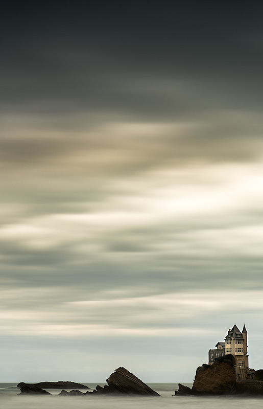 Cielo tormentoso sobre la Villa Belza en Biarritz, último territorio del mar Cantábrico.