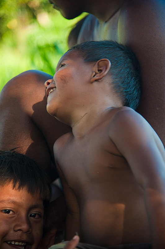 Niños en la ciudad de Leticia en Colombia.