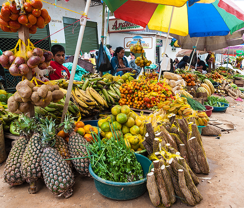 Puesto de frutas y verduras en el mercado de Leticia en Colombia.