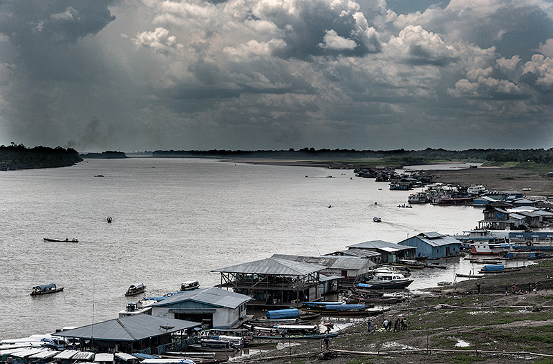 Amazonas, río y orilla en un día de tormenta.